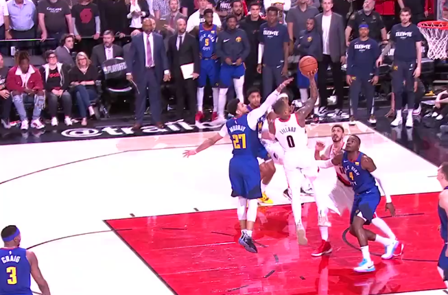 神仙打架！利拉德1v3抛投命中，约基奇妙传巴顿上篮追平