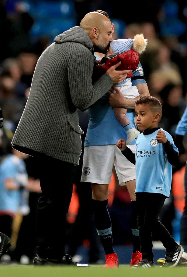 赢球心情爽，瓜帅亲吻小将福登的儿子