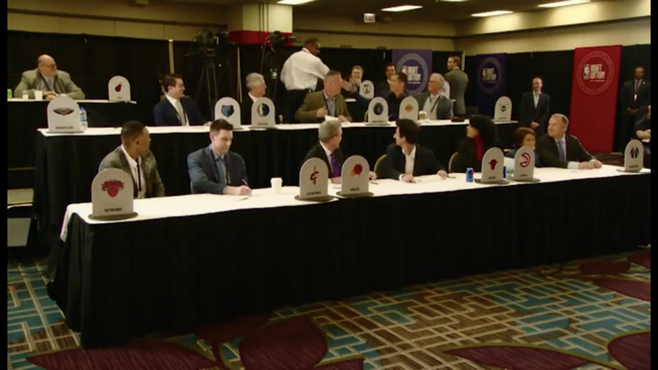 激动不已！金特里在赢得状元签后与多队官员击掌庆祝