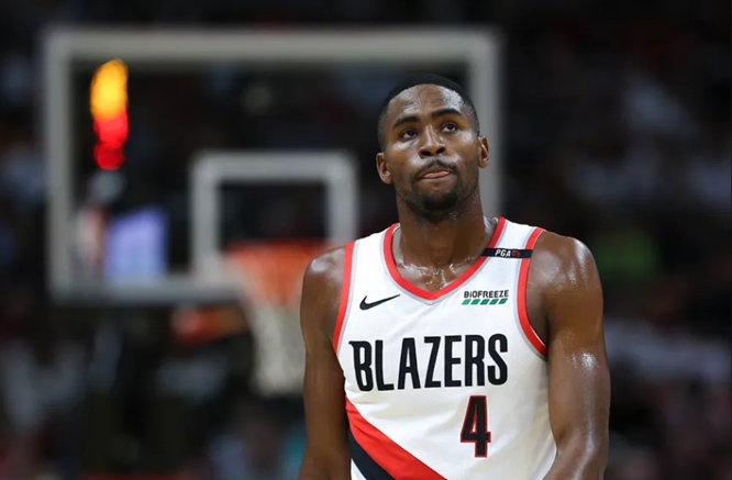 哈克利斯:我们需要做出调整,不能让库里轻易获得机会