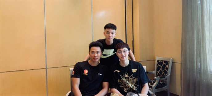 贺希宁与好兄弟徐杰,胡明轩聚餐,晒帅气合照