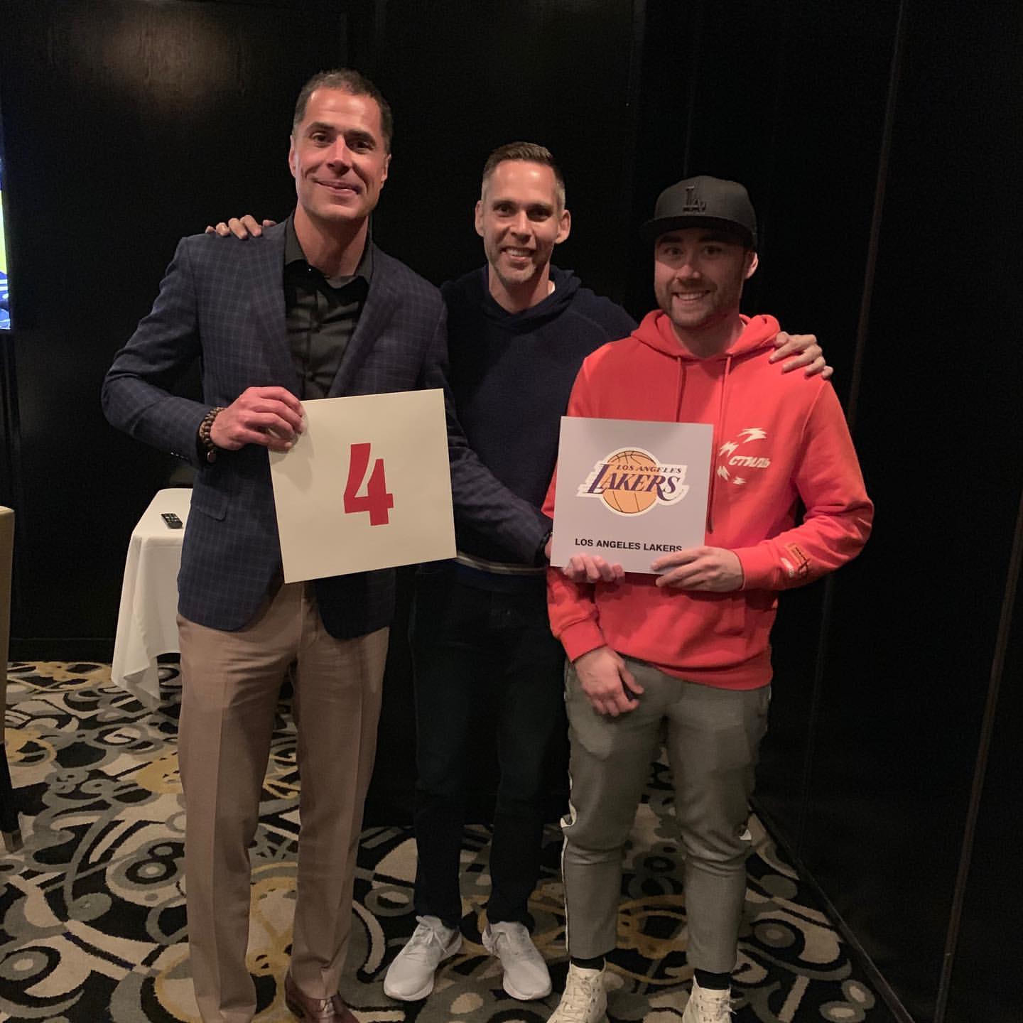 幸运的夜晚！湖人管理层手持4号签信封合影留念