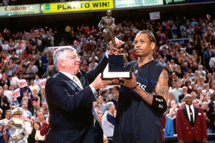18年前的今天：艾弗森领取常规赛MVP奖杯