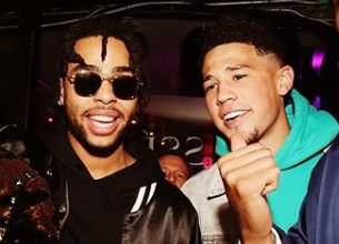 还在一起度假！丹吉洛-拉塞尔与布克晒出相同景区动态