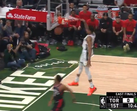 敲山震虎!抢断暴扣加强行上篮,字母哥一开场连取6分