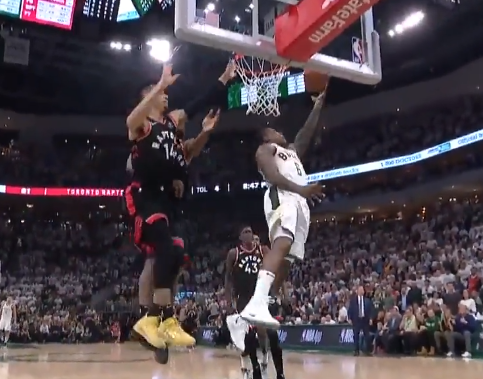 布莱索连续两记一条龙上篮，助雄鹿迫近比分