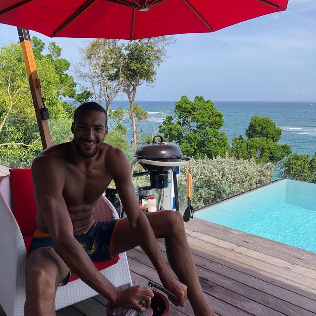 吃的啥？鲁迪-戈贝尔展示海边度假照