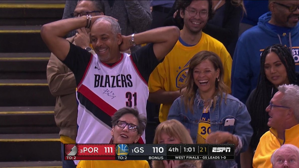 塞思-库里命中关键三分，老爸激动站起老妈笑容满面