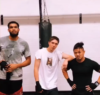 身手敏捷!唐斯休赛期练习拳击