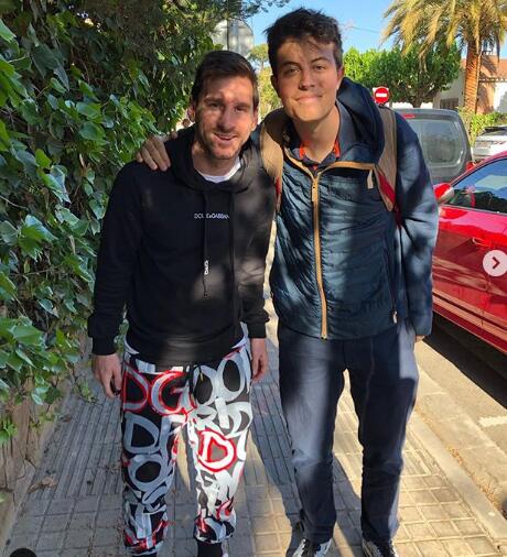 小男孩街头偶遇<a href=https://www.310bf.com/tags-%E6%A2%85%E8%A5%BF-0.html target=_blank class=infotextkey>梅西</a>：我简直热泪盈眶，谢谢你历史最佳