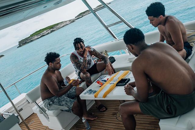 假期模式！拉塞尔与布克等好友一起玩扑克