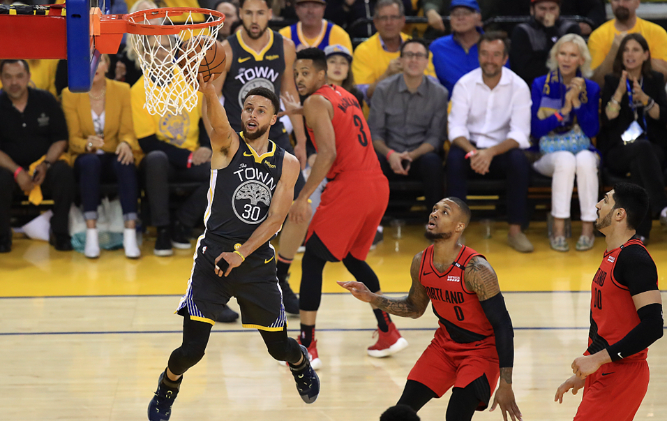 表现稳定！库里半场砍下19分3篮板3助攻