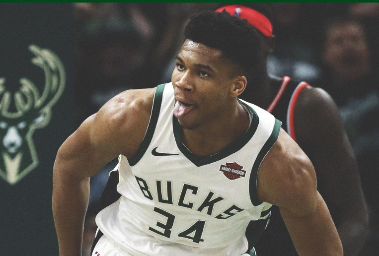 字母哥今年季后赛4次砍下30+，队史仅次于贾巴尔