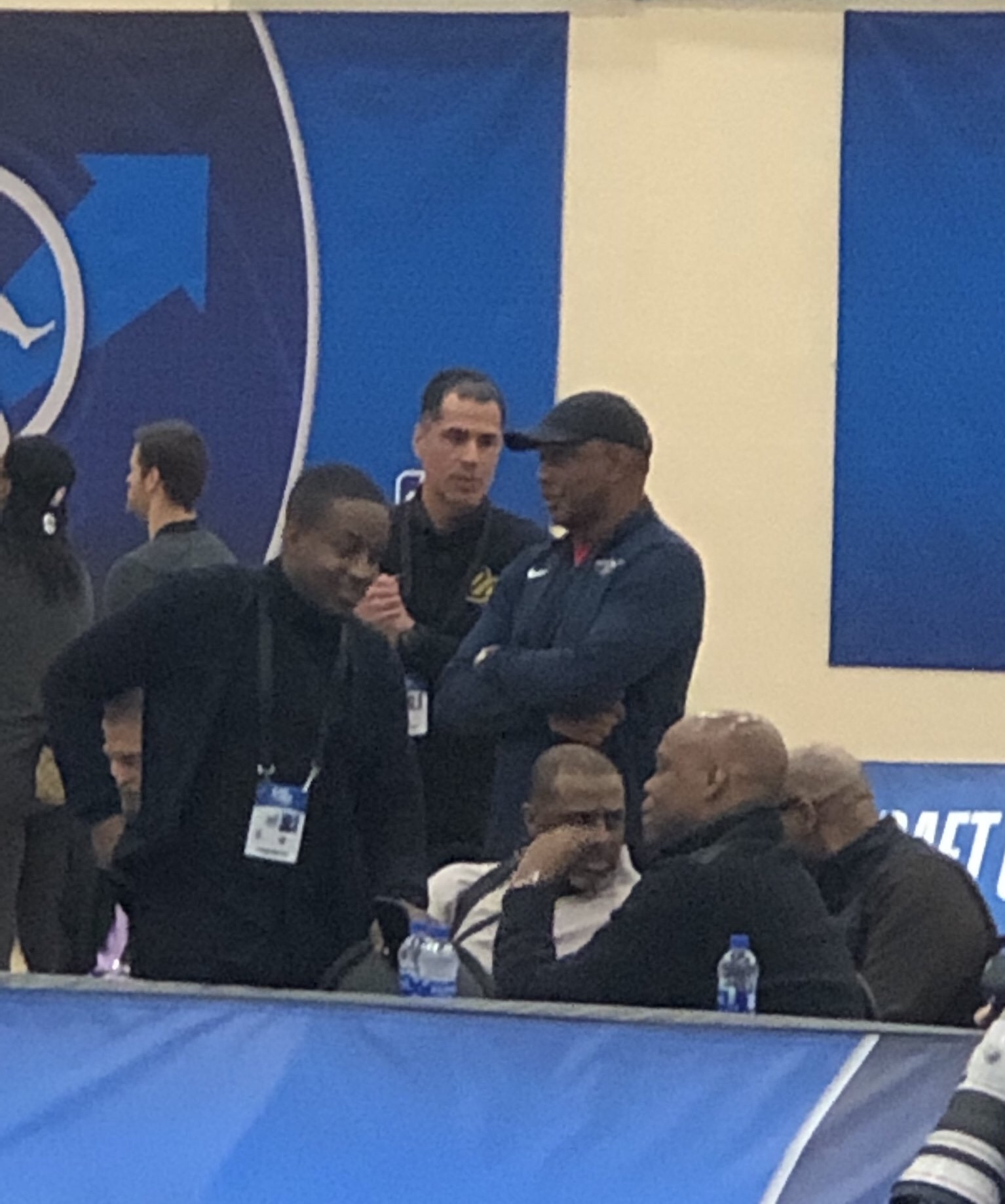 湖人经理佩林卡与鹈鹕主帅金特里在联合试训现场进行交谈