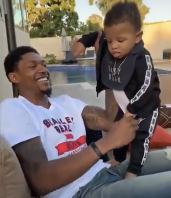 可爱老爸！比尔抱着儿子让其跟随音乐起舞