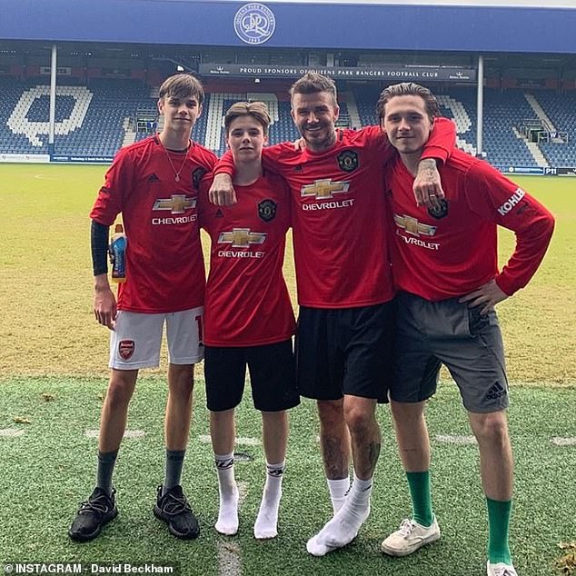 致敬<a href=https://www.310bf.com/tags-%E6%9B%BC%E8%81%94-0.html target=_blank class=infotextkey>曼联</a>99年的三冠王，贝克汉姆与儿子穿<a href=https://www.310bf.com/tags-%E6%9B%BC%E8%81%94-0.html target=_blank class=infotextkey>曼联</a>球衣合照