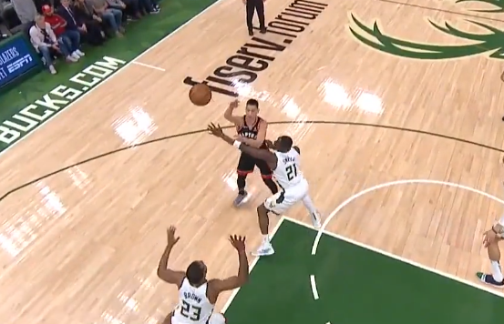 林书豪晃过防守巧妙传球，布歇篮下接球打进并造成犯规