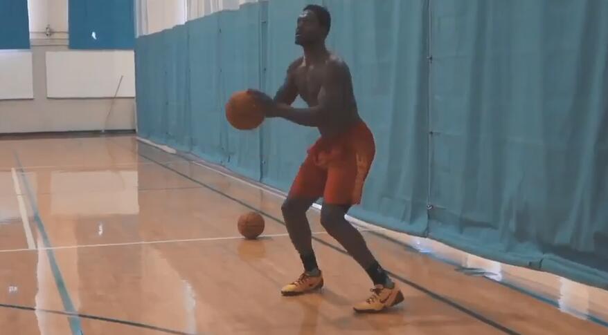 挥汗如雨！兰德尔早上5点起来进行投篮训练