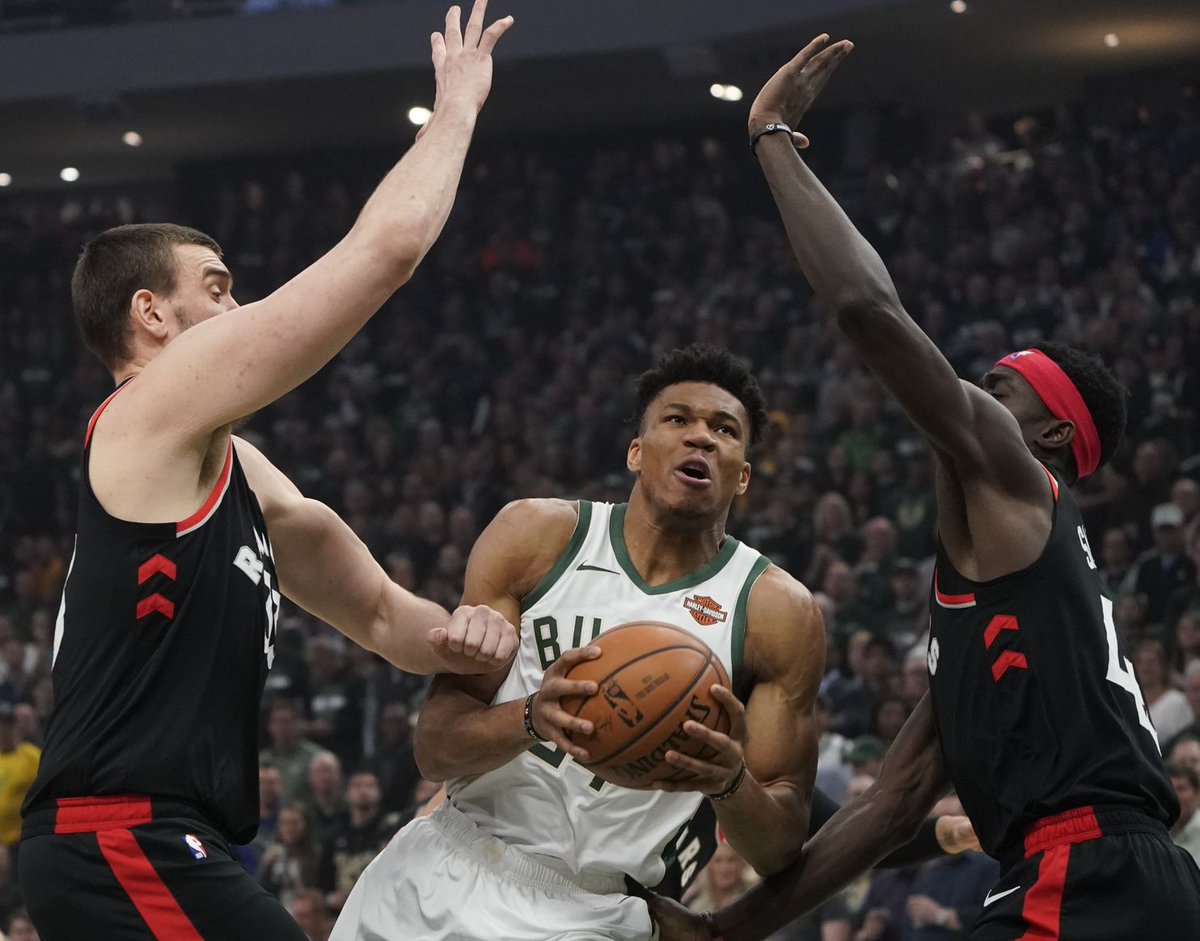 字母哥成为自65年后第6位在分区决赛砍下30+15+5球员