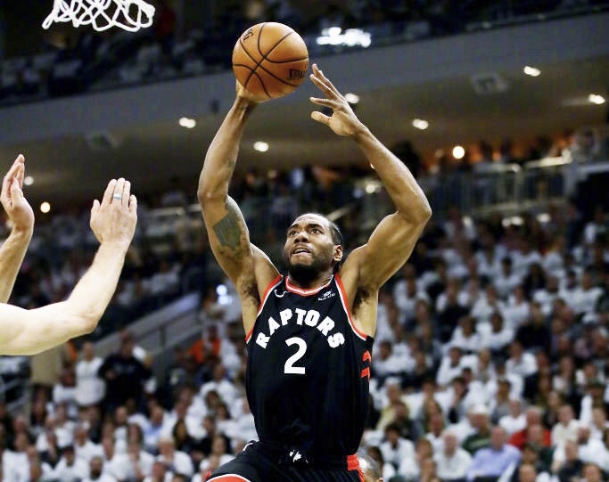 心理战!雄鹿主场球迷在伦纳德罚球时高喊:洛杉矶在召唤