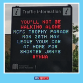 曼市交通牌再度搞怪：曼城周一巡游，你永不会独行