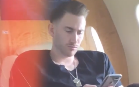 侧颜杀！海沃德妻子偷拍海沃德玩手机