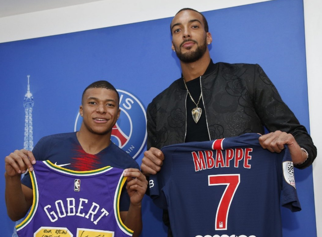 惺惺相惜！戈贝尔与法国足球名将姆巴佩互换球衣