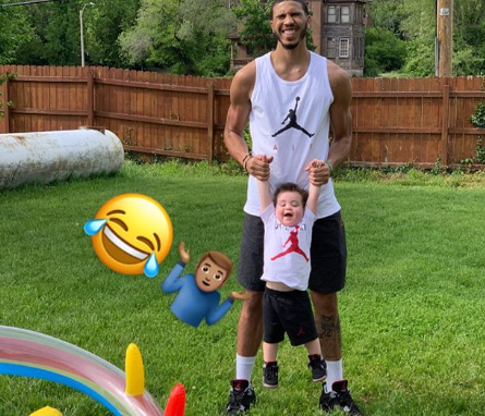 带娃能手！杰森-塔特姆陪儿子一同玩耍