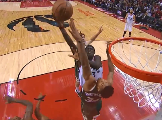 西亚卡姆不惧字母哥,强硬单打拿下两分