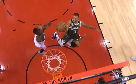 乔治-希尔强突篮下,面对洛瑞打成2+1