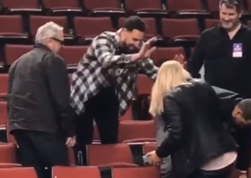 克莱与女球迷击掌未成,随后自己鼓掌缓解尴尬