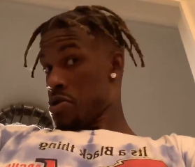 换成长脏辫！吉米-巴特勒自拍秀新发型