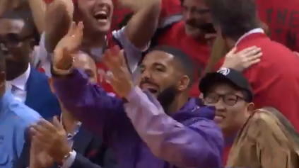 Drake赛后在场边挥动双手，向雄鹿说拜拜