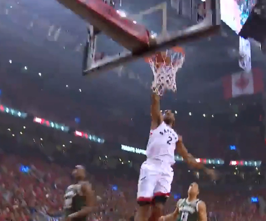 猛龙闪电反击，鲍威尔助攻伦纳德单臂暴扣