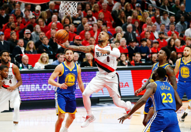 拼尽全力！利拉德全场砍下28分4篮板12助攻难阻失利