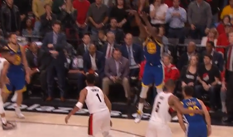 手起刀落！德雷蒙德-格林接库里传球命中关键三分