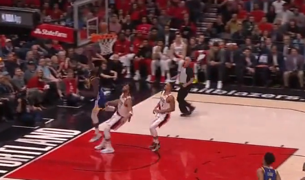 化身救世主！库里先长传格林得分再自己上篮取分