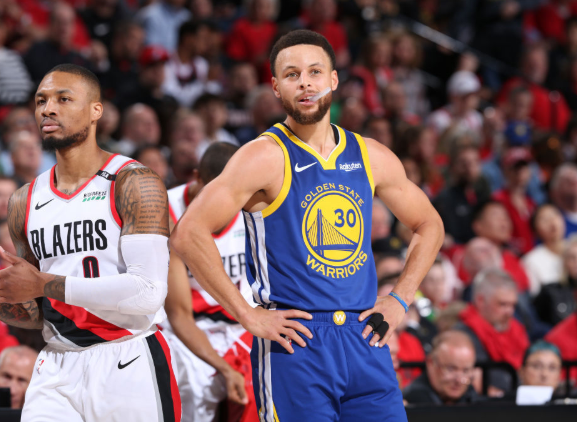 率队逆转取胜！库里全场砍下37分12篮板11助攻