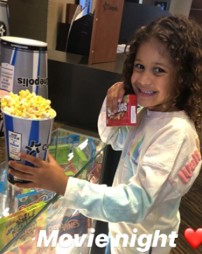 保罗-乔治更新社媒晒出女儿照片：电影之夜