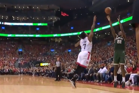 雄鹿底线附近三人配合,米德尔顿三分稳稳命中