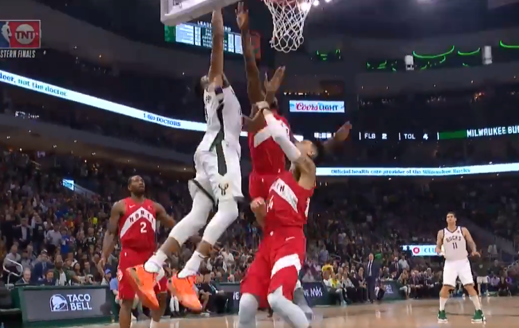 [视频]单骑闯关！字母哥一条龙冲击篮筐暴扣得手