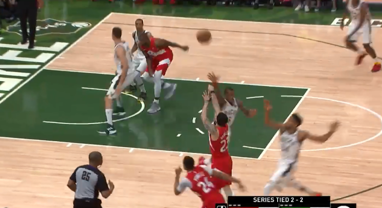 [视频]手感火热！范弗利特连续两记三分帮助猛龙迫近比分