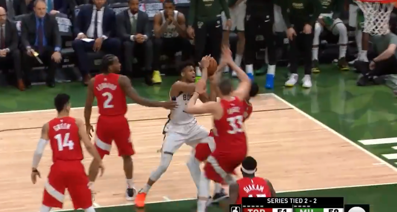 [视频]11-0进攻高潮！字母哥欧洲步强硬上篮极限命中