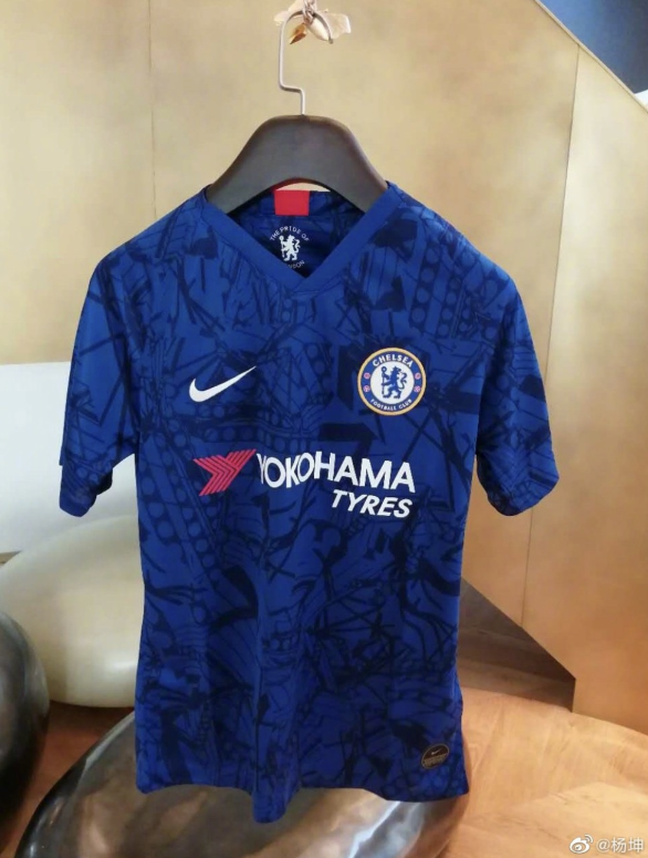 杨坤晒阿扎尔球衣:谢谢你送的球衣,今夏来我演唱会