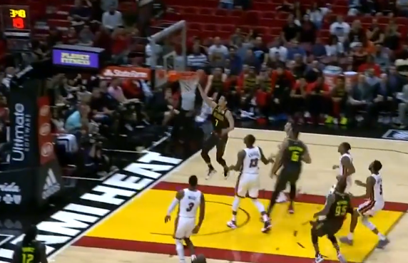 [视频]潇洒飘逸！一起视频欣赏本赛季林书豪精彩表现