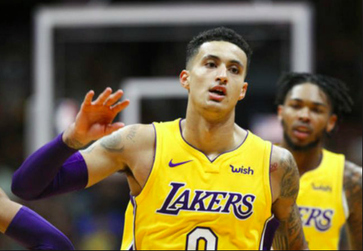 凯尔-库兹马向慈世平寻求防守上的指导