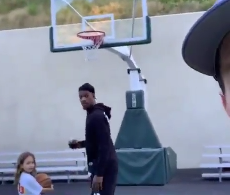 马克-沃尔伯格晒视频大秀巴特勒给自己女儿当篮球教练