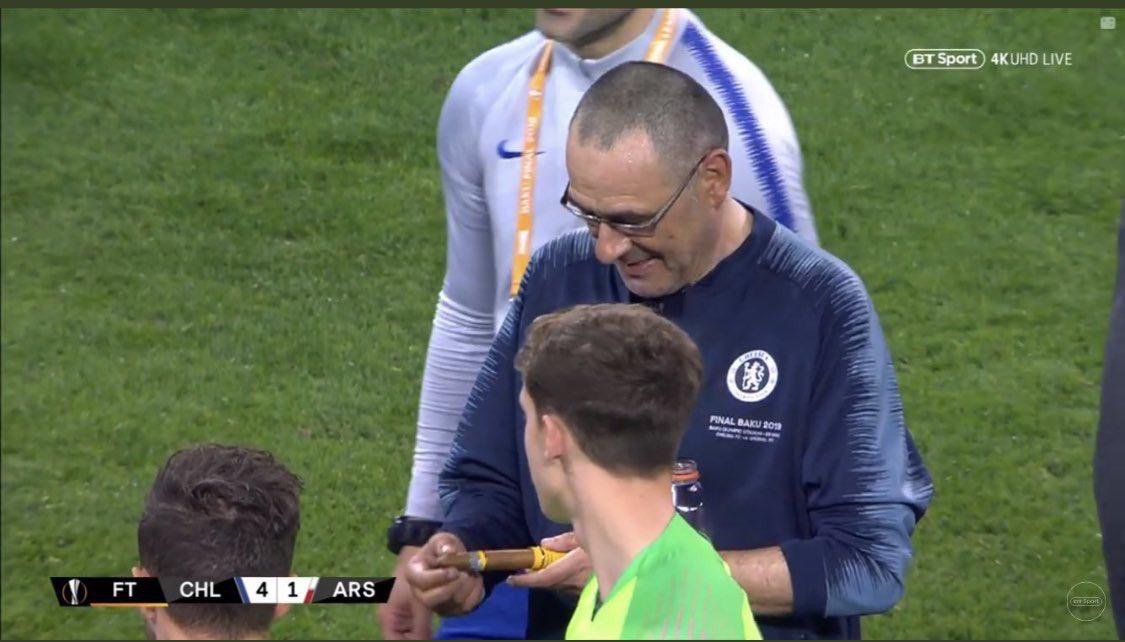 一图流：忍不住了，萨里在比赛一结束已掏出了雪茄