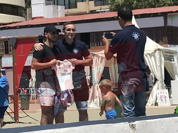 快了快了，阿扎尔被拍到和球迷合影时举起<a href=https://www.310bf.com/tags-%E7%9A%87%E9%A9%AC-0.html target=_blank class=infotextkey>皇马</a>球衣