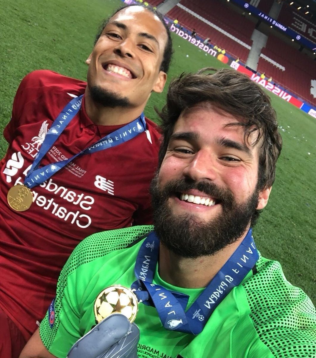 怎么有点萌萌哒，范戴克阿利松赛后晒甜蜜自拍